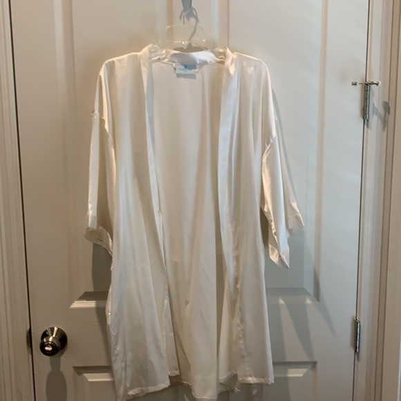 Off-white Satin Robe - Picture 3 of 5